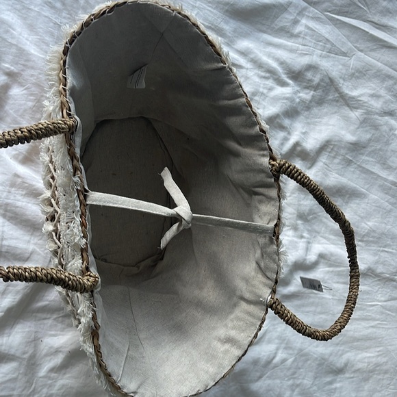 Boho straw tote bag with seashells and macrame detailing. - Picture 2 of 3